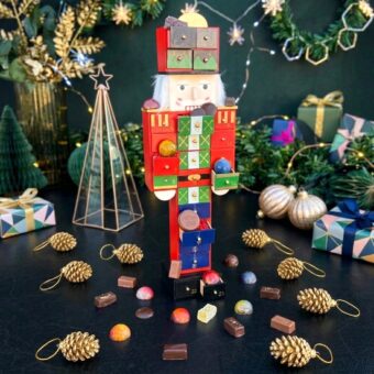Calendrier de l'Avent réutilisable en forme de casse-noisette illuminé, garni de chocolats – Bertrand Chocolatier